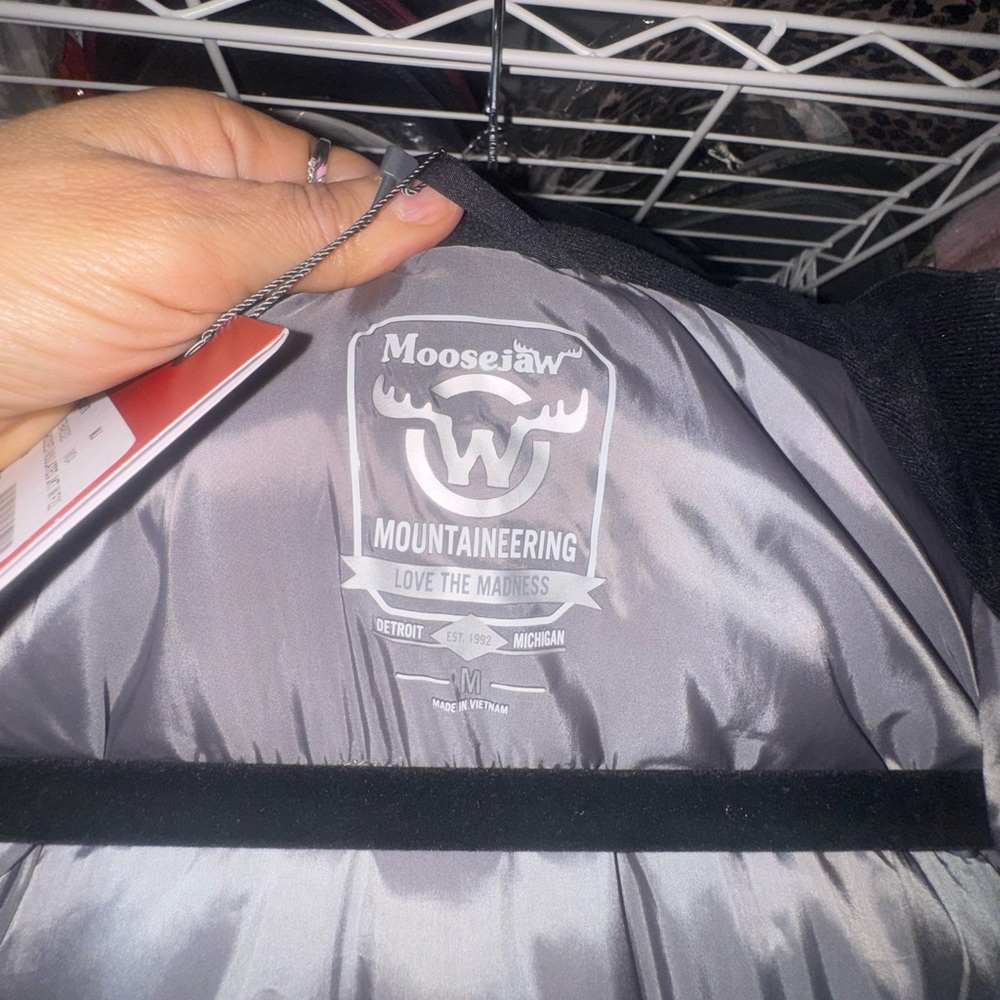 Moosejaw Men's Sleek Black and Gray Puffer Jacket - Picture 7 of 8
